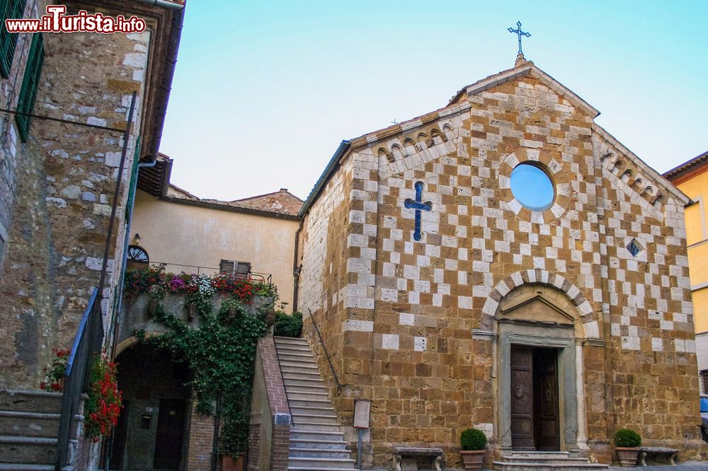 una_piccola_chiesa_nel_borgo_di_trequanda_in_toscana_provincia_di_siena